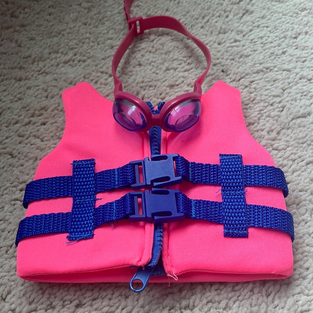 New generation doll goggles & life jacket. Fits AGD too.